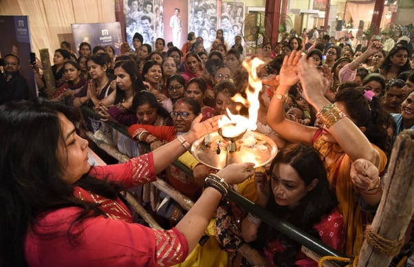 शहर के अलग-अलग इलाकों में लगे दुर्गा पंडालों में दर्शन के लिए पहुंचे भक्त।