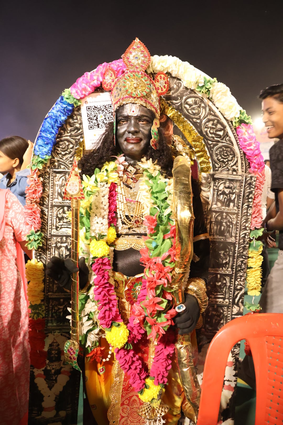 शहर के अलग-अलग इलाकों में लगे दुर्गा पंडालों में दर्शन के लिए पहुंचे भक्त।