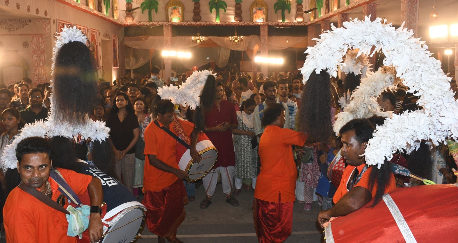 शहर के अलग-अलग इलाकों में लगे दुर्गा पंडालों में दर्शन के लिए पहुंचे भक्त।