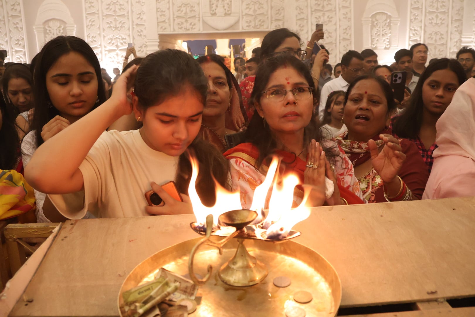 शहर के अलग-अलग इलाकों में लगे दुर्गा पंडालों में दर्शन के लिए पहुंचे भक्त।