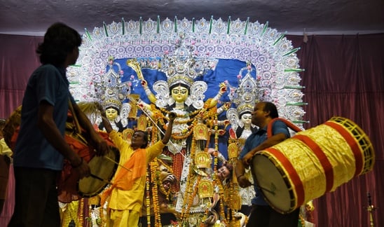 शहर के अलग-अलग इलाकों में लगे दुर्गा पंडालों में दर्शन के लिए पहुंचे भक्त।