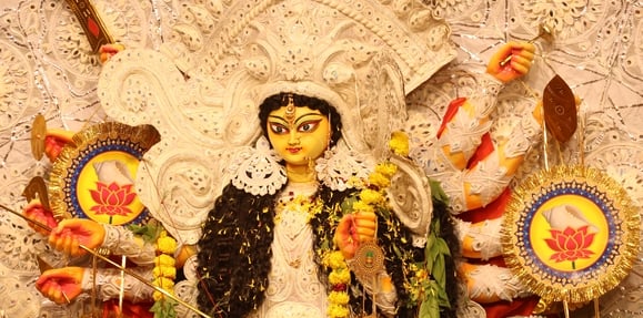 शहर के अलग-अलग इलाकों में लगे दुर्गा पंडालों में दर्शन के लिए पहुंचे भक्त।