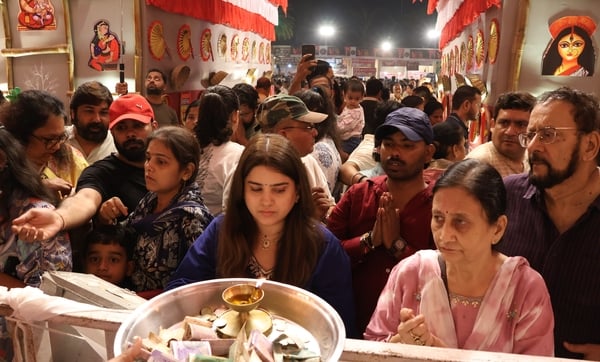 शहर के अलग-अलग इलाकों में लगे दुर्गा पंडालों में दर्शन के लिए पहुंचे भक्त।