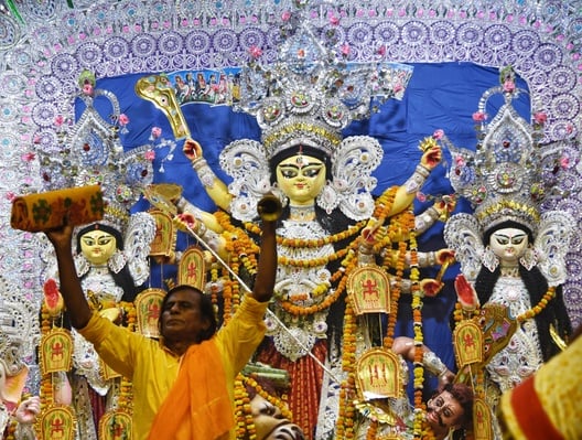 शहर के अलग-अलग इलाकों में लगे दुर्गा पंडालों में दर्शन के लिए पहुंचे भक्त।
