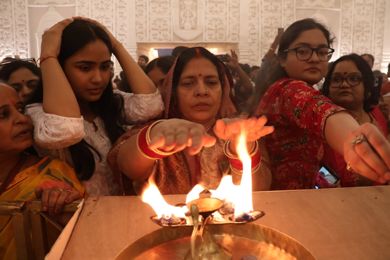 शहर के अलग-अलग इलाकों में लगे दुर्गा पंडालों में दर्शन के लिए पहुंचे भक्त।
