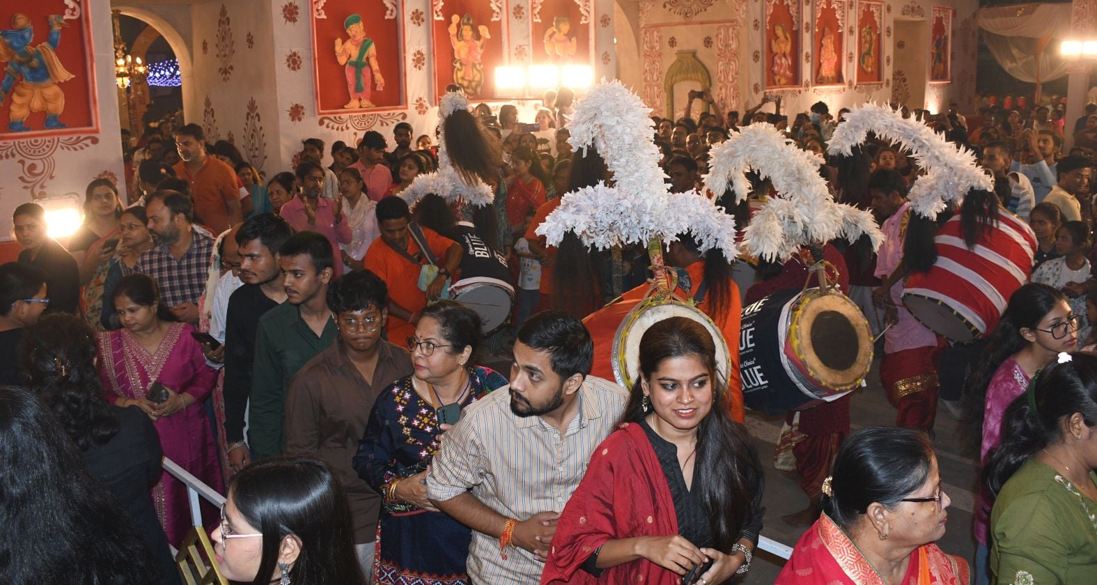 शहर के अलग-अलग इलाकों में लगे दुर्गा पंडालों में दर्शन के लिए पहुंचे भक्त।