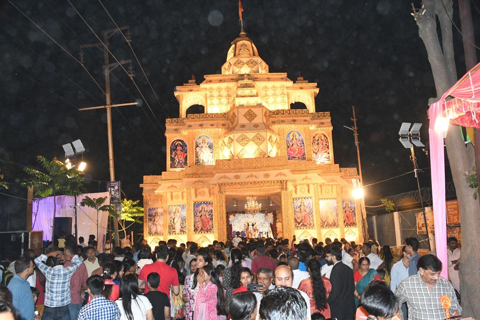 शहर के अलग-अलग इलाकों में लगे दुर्गा पंडालों में दर्शन के लिए पहुंचे भक्त।