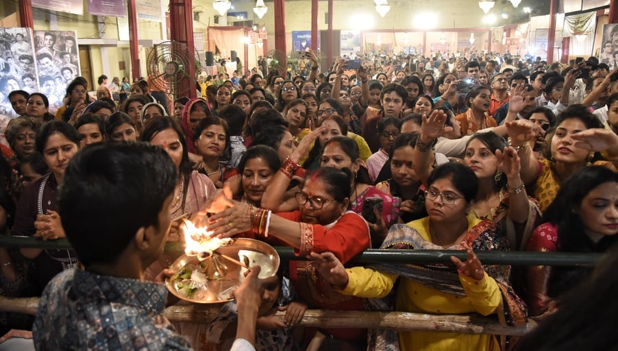 शहर के अलग-अलग इलाकों में लगे दुर्गा पंडालों में दर्शन के लिए पहुंचे भक्त।