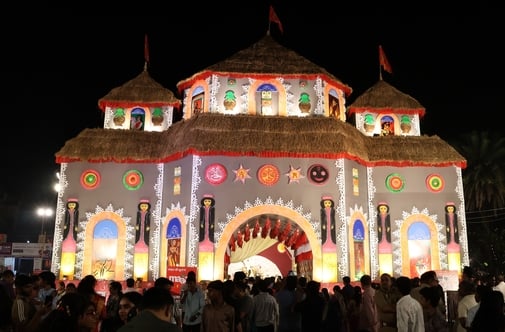 शहर के अलग-अलग इलाकों में लगे दुर्गा पंडालों में दर्शन के लिए पहुंचे भक्त।