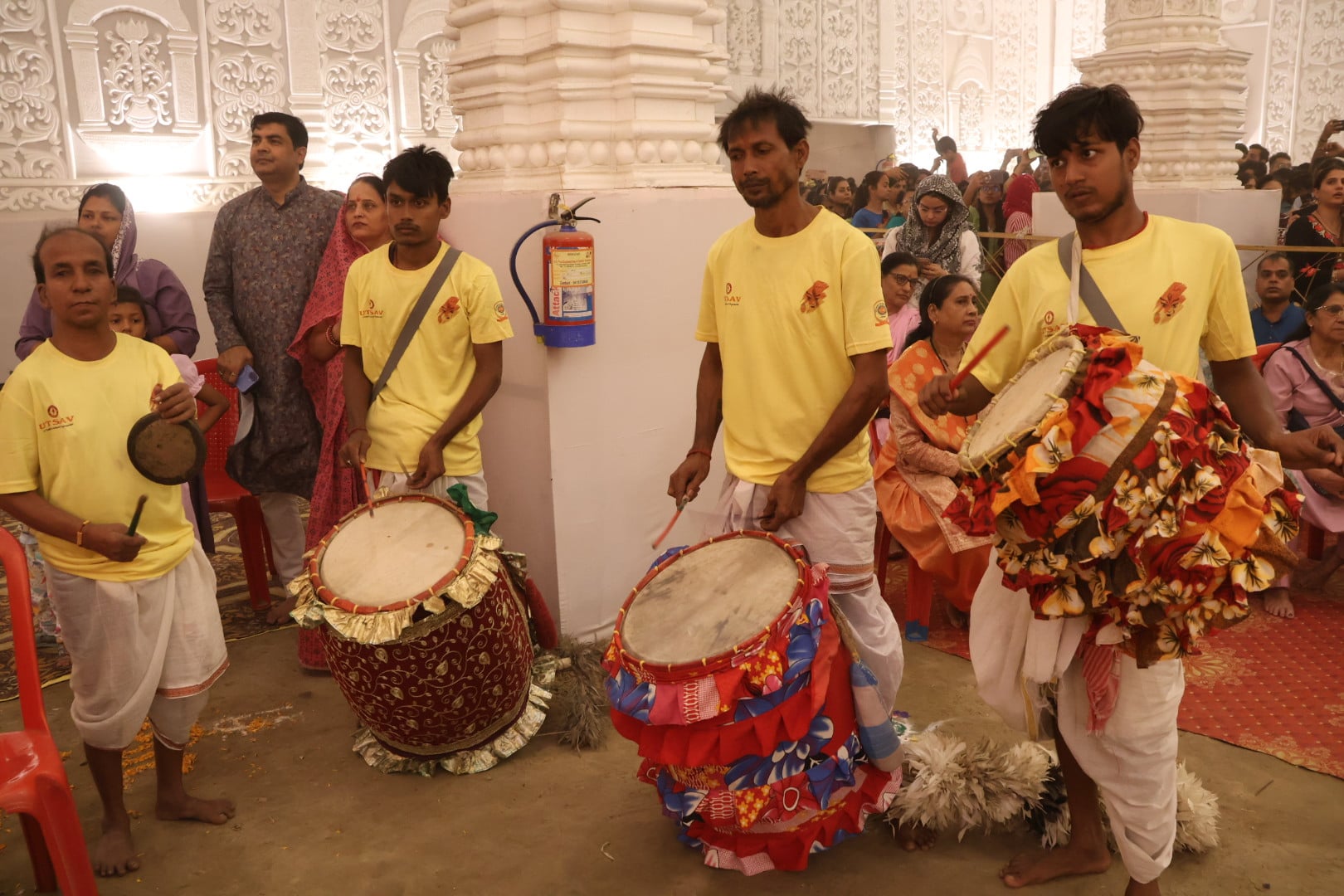 शहर के अलग-अलग इलाकों में लगे दुर्गा पंडालों में दर्शन के लिए पहुंचे भक्त।