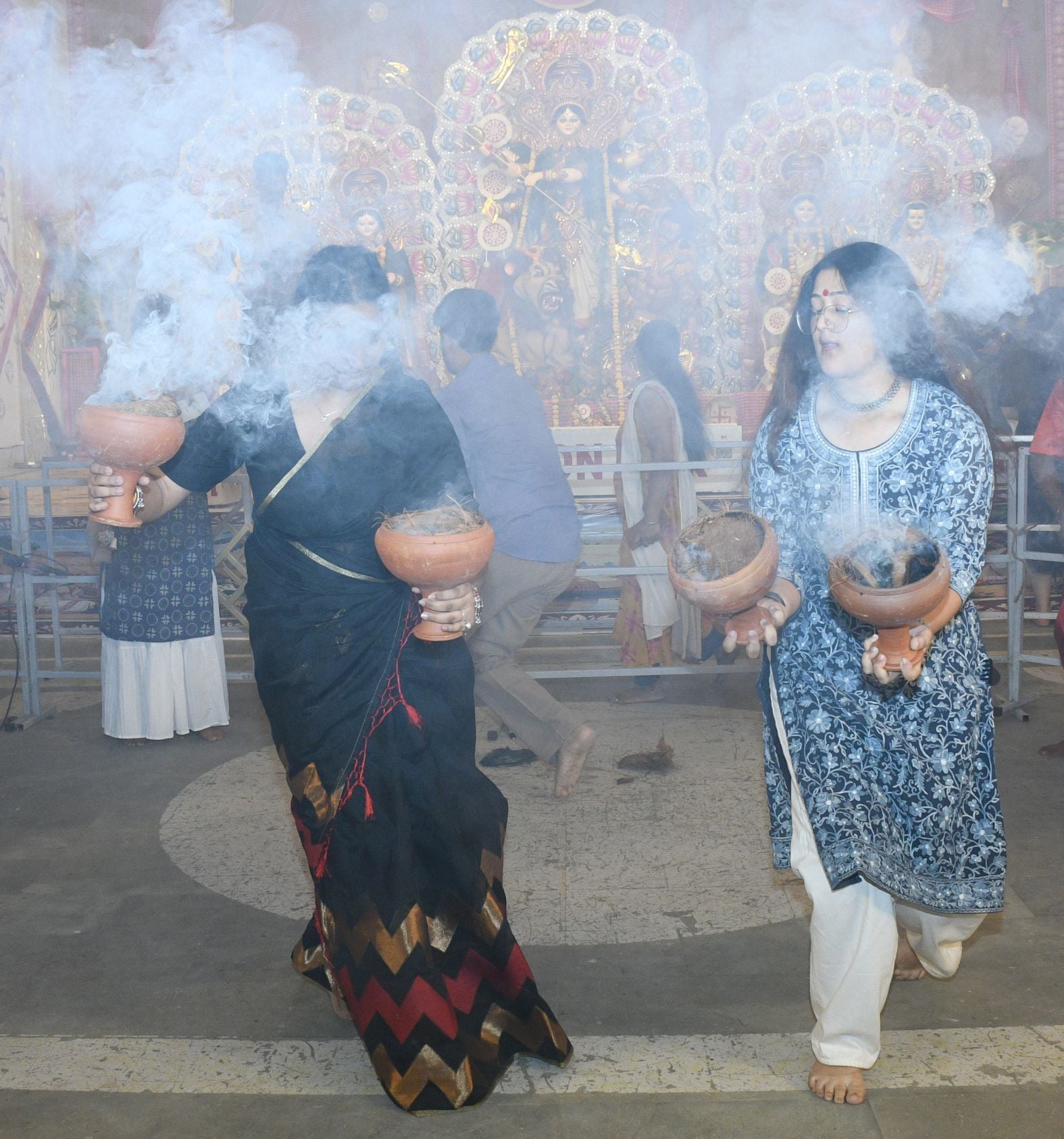 शहर के अलग-अलग इलाकों में लगे दुर्गा पंडालों में दर्शन के लिए पहुंचे भक्त।
