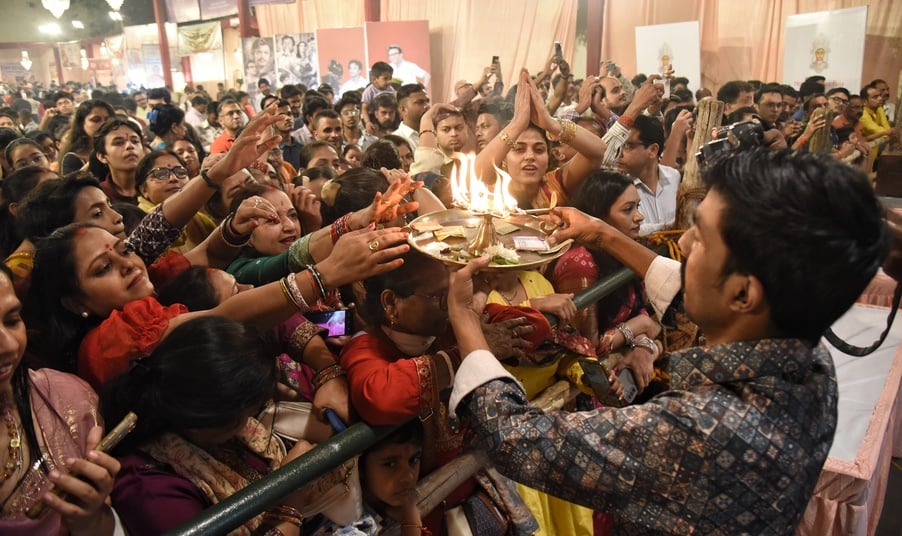 शहर के अलग-अलग इलाकों में लगे दुर्गा पंडालों में दर्शन के लिए पहुंचे भक्त।