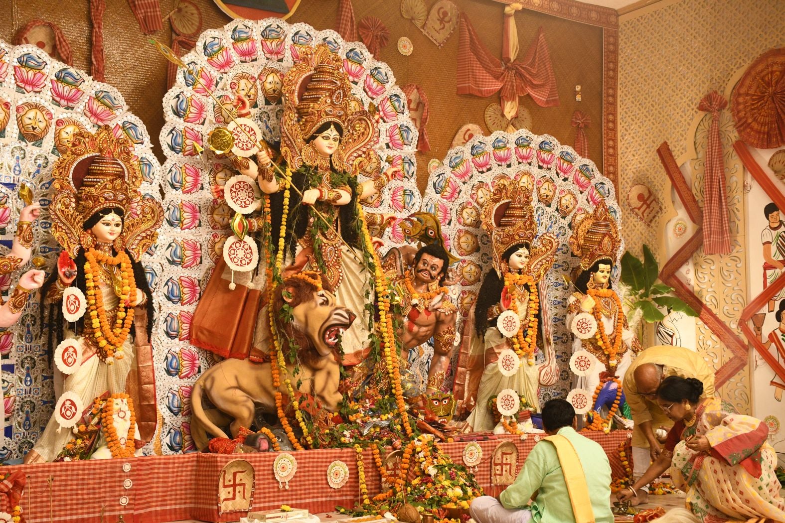 शहर के अलग-अलग इलाकों में लगे दुर्गा पंडालों में दर्शन के लिए पहुंचे भक्त।
