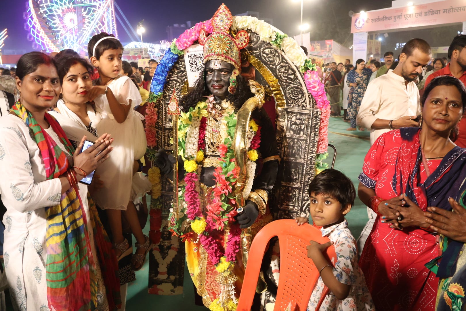 शहर के अलग-अलग इलाकों में लगे दुर्गा पंडालों में दर्शन के लिए पहुंचे भक्त।
