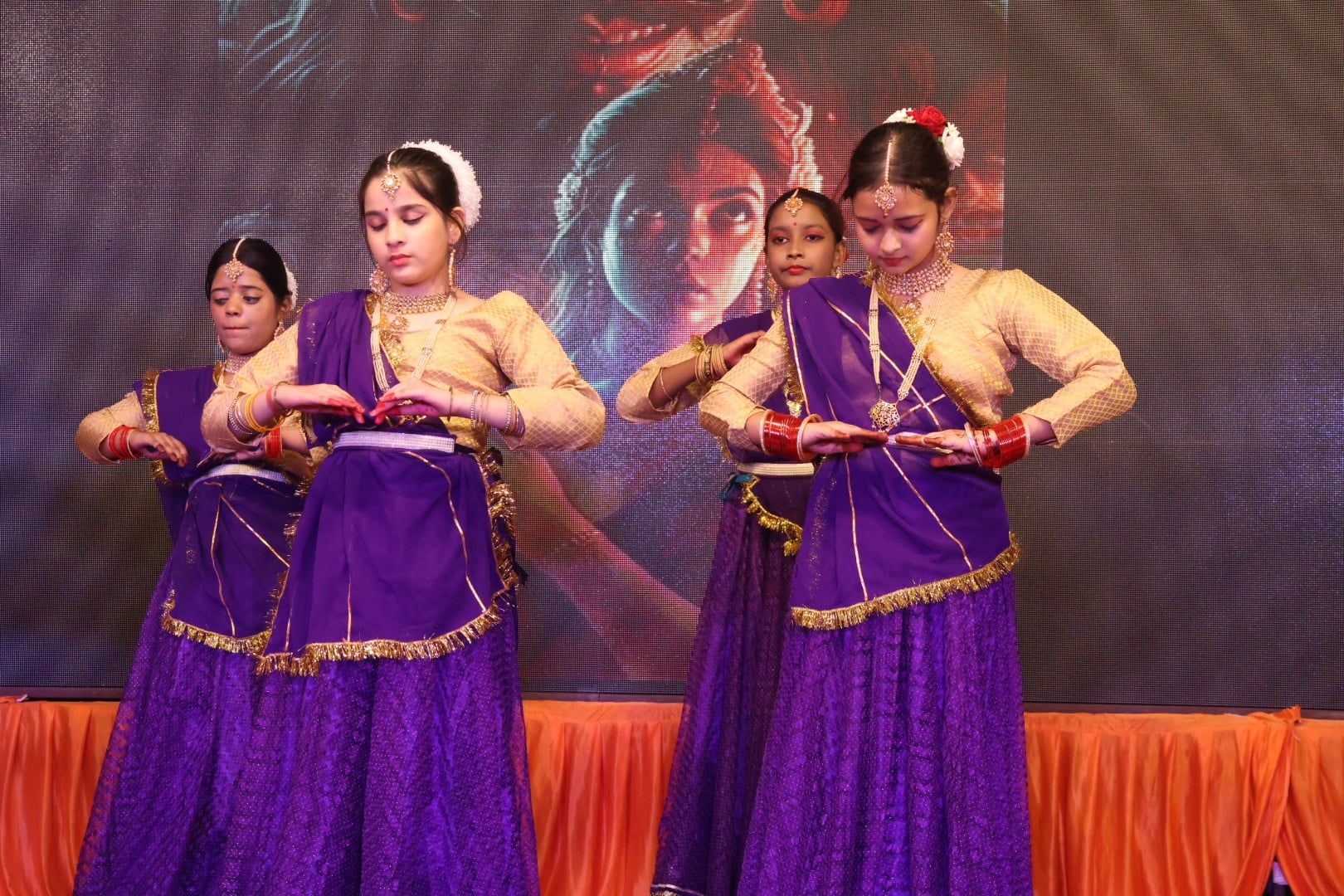 शहर के अलग-अलग इलाकों में लगे दुर्गा पंडालों में दर्शन के लिए पहुंचे भक्त।