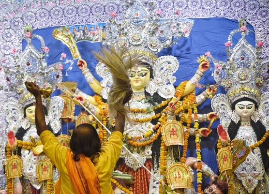 शहर के अलग-अलग इलाकों में लगे दुर्गा पंडालों में दर्शन के लिए पहुंचे भक्त।