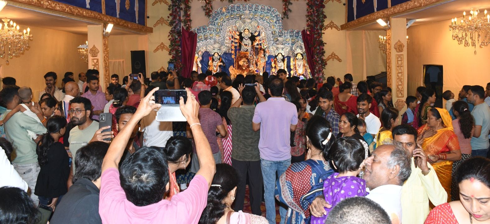 शहर के अलग-अलग इलाकों में लगे दुर्गा पंडालों में दर्शन के लिए पहुंचे भक्त।