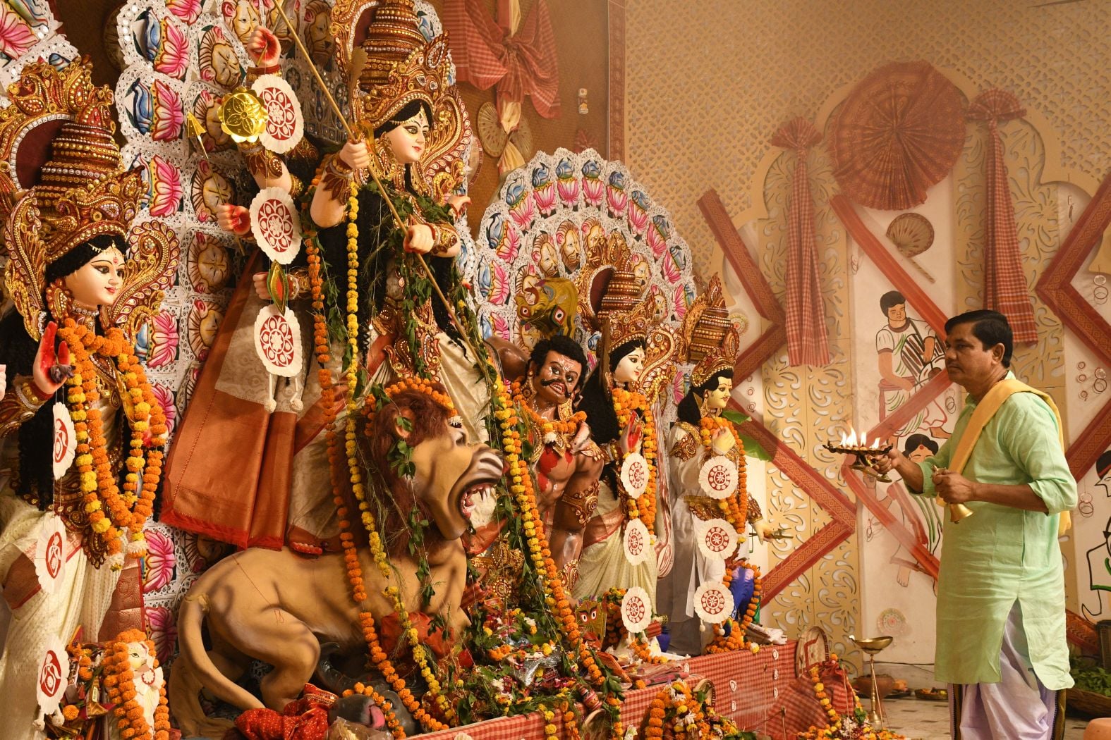 शहर के अलग-अलग इलाकों में लगे दुर्गा पंडालों में दर्शन के लिए पहुंचे भक्त।