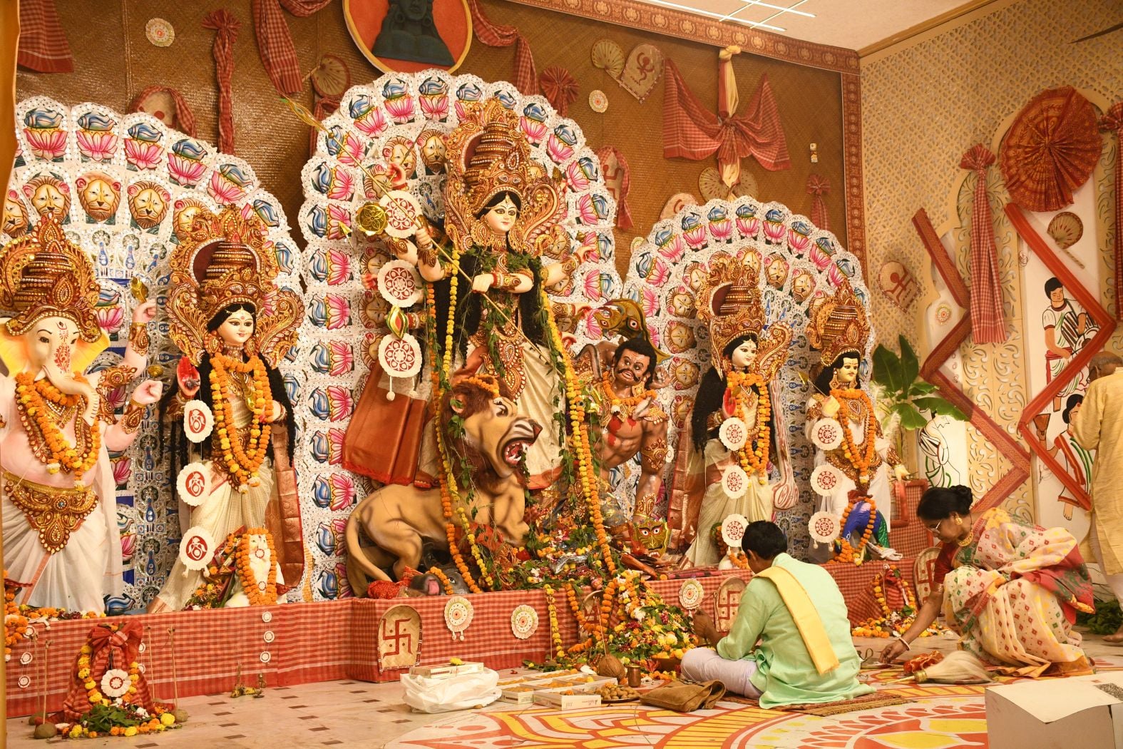 शहर के अलग-अलग इलाकों में लगे दुर्गा पंडालों में दर्शन के लिए पहुंचे भक्त।