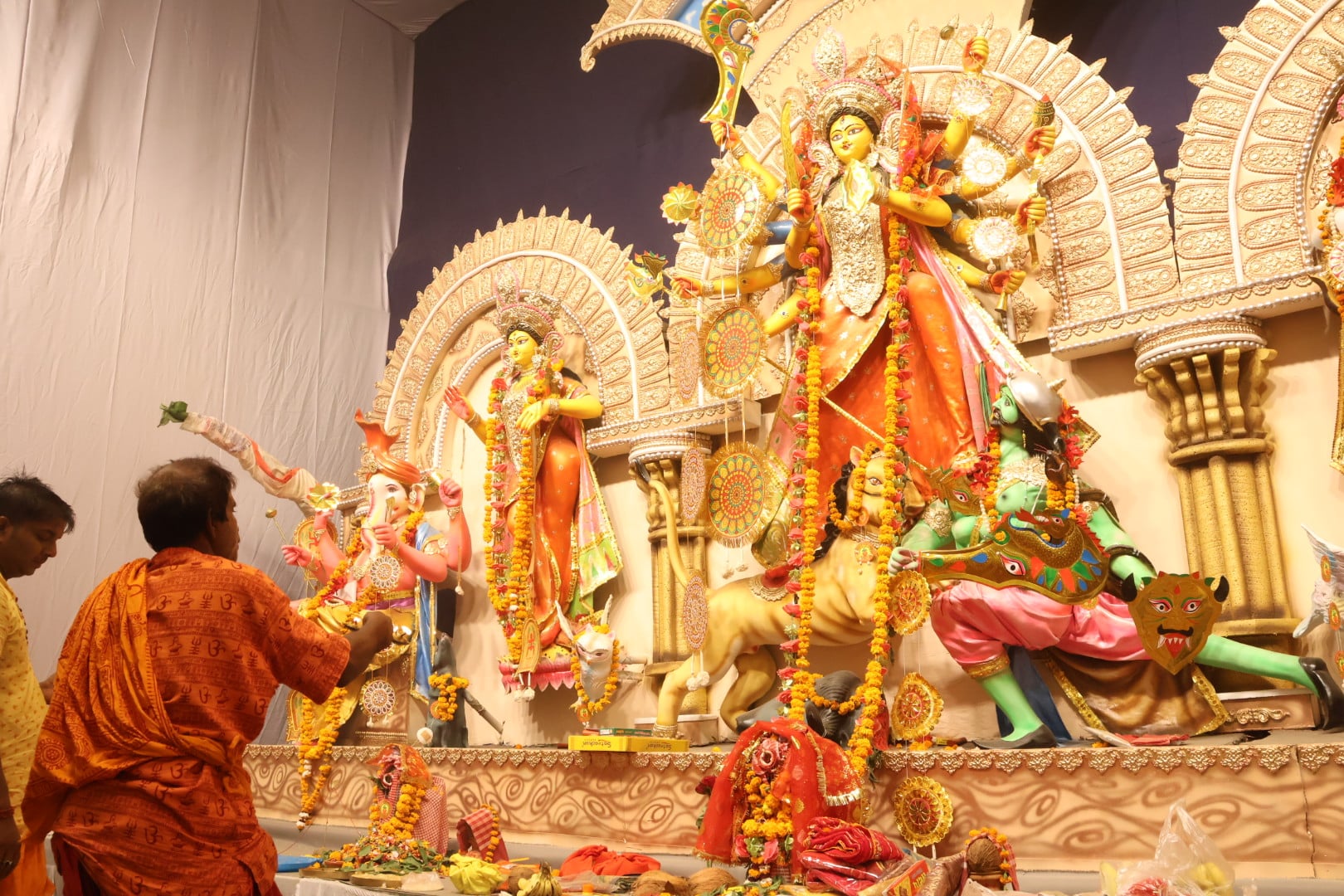 शहर के अलग-अलग इलाकों में लगे दुर्गा पंडालों में दर्शन के लिए पहुंचे भक्त।