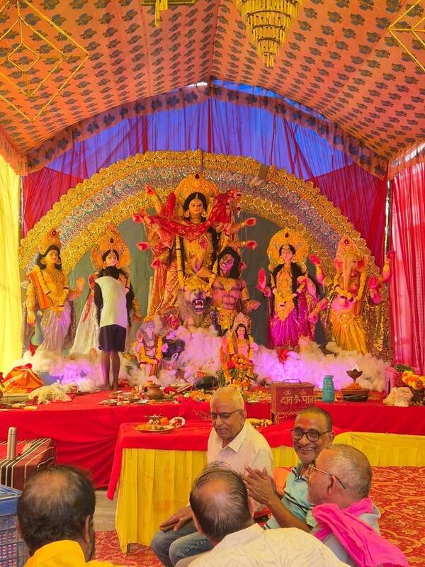 शहर के अलग-अलग इलाकों में लगे दुर्गा पंडालों में दर्शन के लिए पहुंचे भक्त।