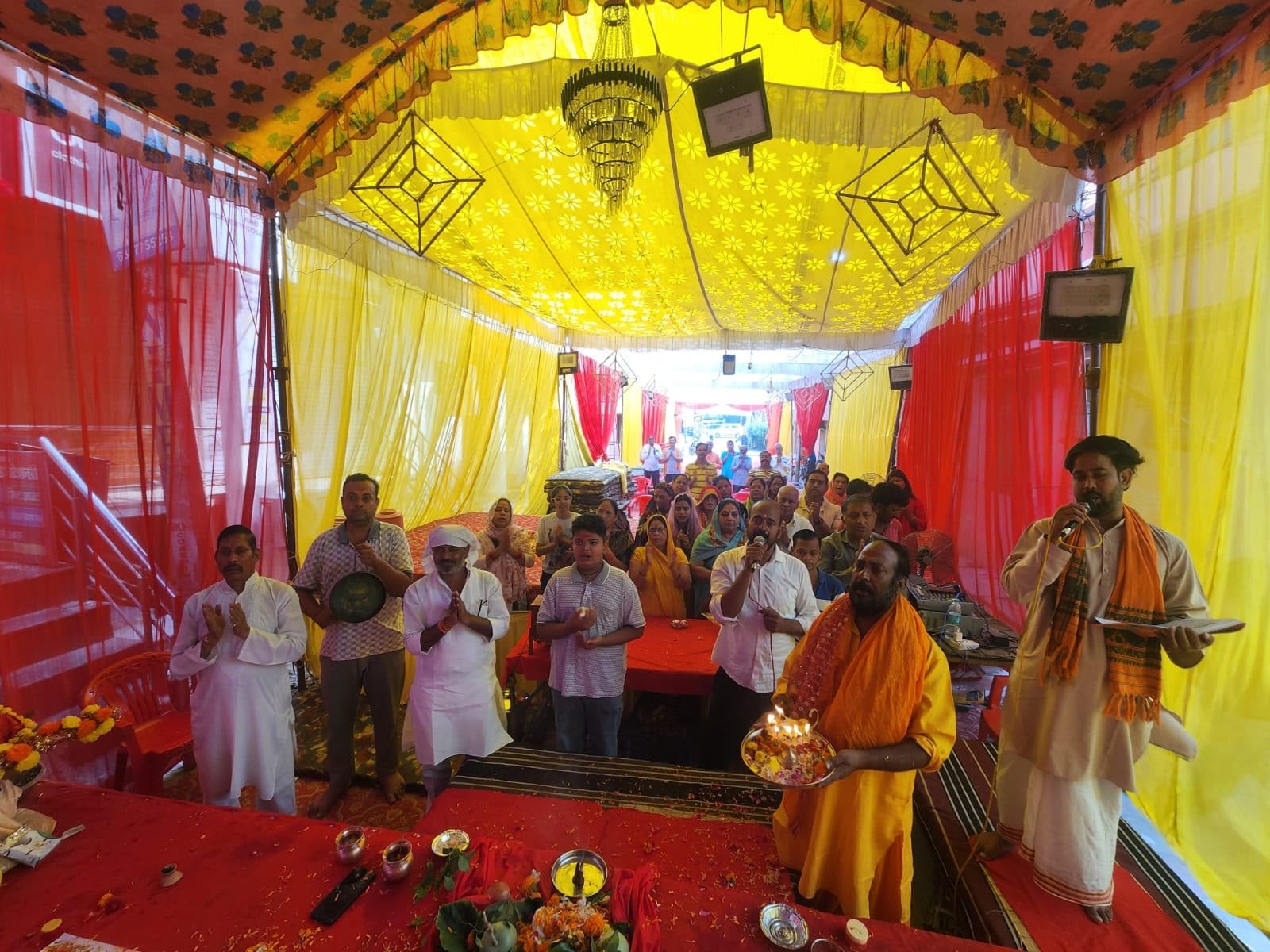 शहर के अलग-अलग इलाकों में लगे दुर्गा पंडालों में दर्शन के लिए पहुंचे भक्त।