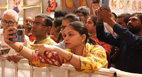 शहर के अलग-अलग इलाकों में लगे दुर्गा पंडालों में दर्शन के लिए पहुंचे भक्त।