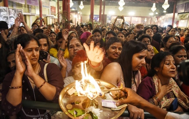 शहर के अलग-अलग इलाकों में लगे दुर्गा पंडालों में दर्शन के लिए पहुंचे भक्त।