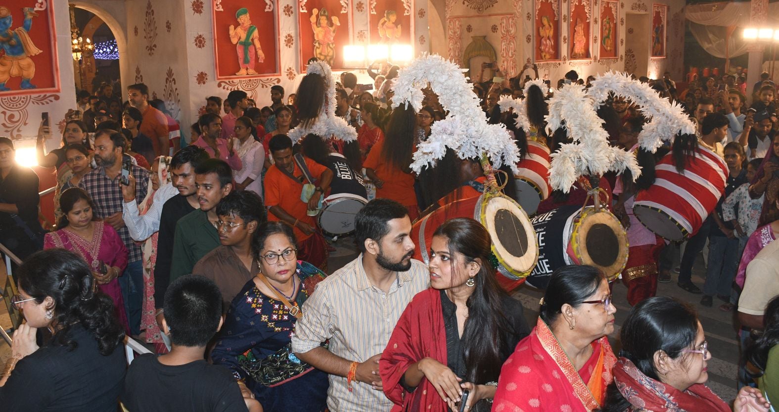 शहर के अलग-अलग इलाकों में लगे दुर्गा पंडालों में दर्शन के लिए पहुंचे भक्त।