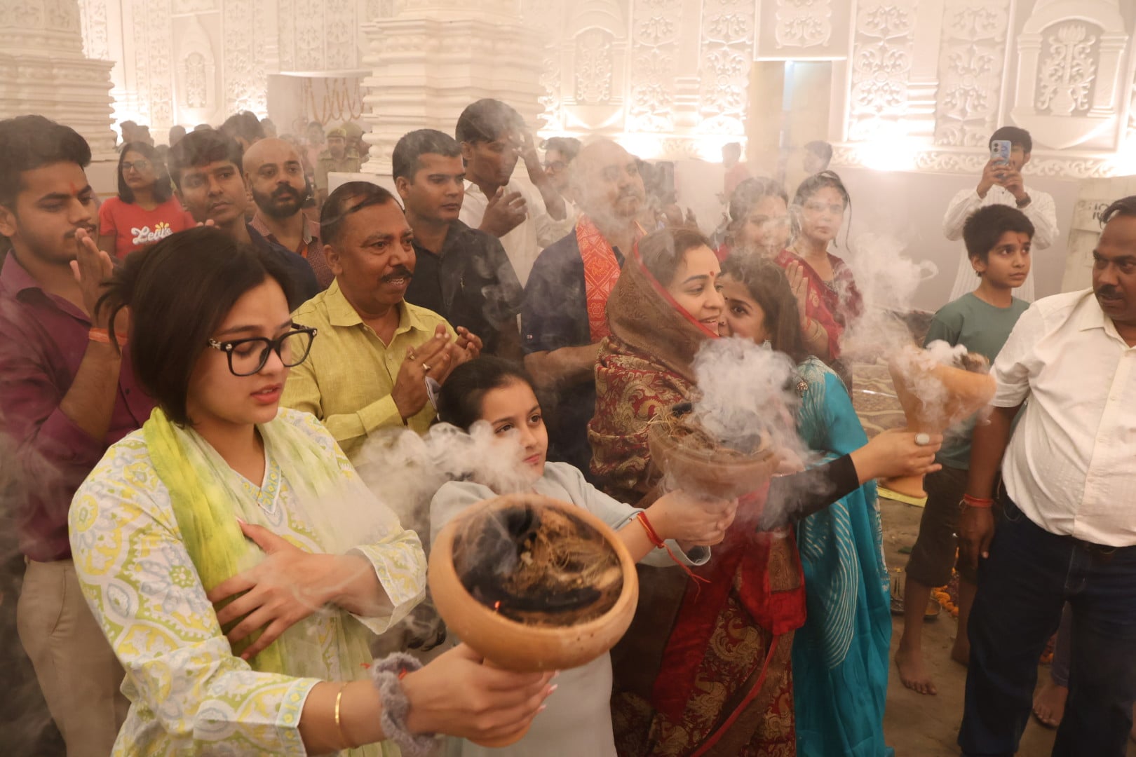 शहर के अलग-अलग इलाकों में लगे दुर्गा पंडालों में दर्शन के लिए पहुंचे भक्त।