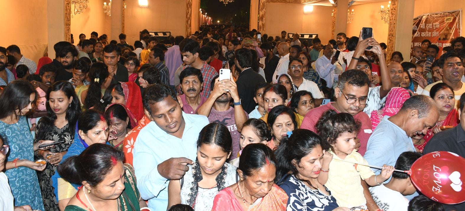 शहर के अलग-अलग इलाकों में लगे दुर्गा पंडालों में दर्शन के लिए पहुंचे भक्त।