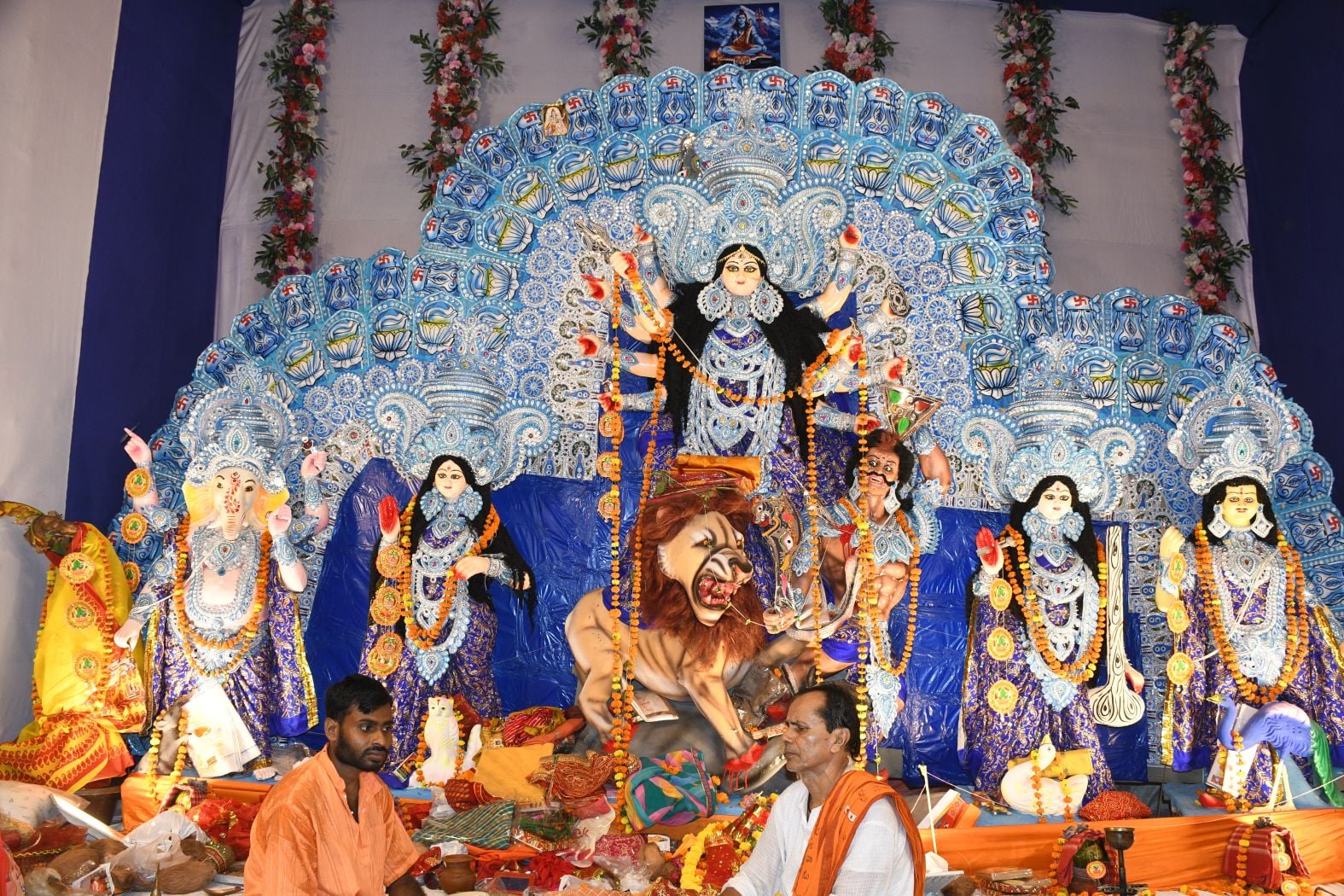 शहर के अलग-अलग इलाकों में लगे दुर्गा पंडालों में दर्शन के लिए पहुंचे भक्त।