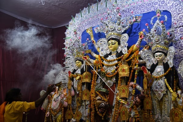 शहर के अलग-अलग इलाकों में लगे दुर्गा पंडालों में दर्शन के लिए पहुंचे भक्त।