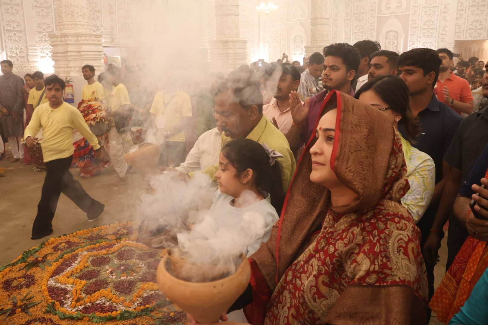 शहर के अलग-अलग इलाकों में लगे दुर्गा पंडालों में दर्शन के लिए पहुंचे भक्त।
