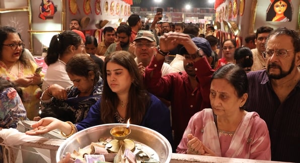 शहर के अलग-अलग इलाकों में लगे दुर्गा पंडालों में दर्शन के लिए पहुंचे भक्त।
