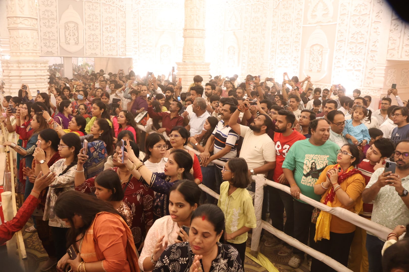 शहर के अलग-अलग इलाकों में लगे दुर्गा पंडालों में दर्शन के लिए पहुंचे भक्त।