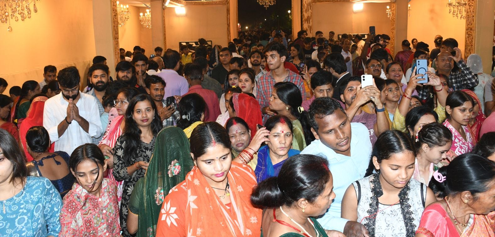 शहर के अलग-अलग इलाकों में लगे दुर्गा पंडालों में दर्शन के लिए पहुंचे भक्त।