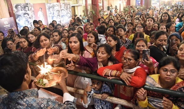 शहर के अलग-अलग इलाकों में लगे दुर्गा पंडालों में दर्शन के लिए पहुंचे भक्त।