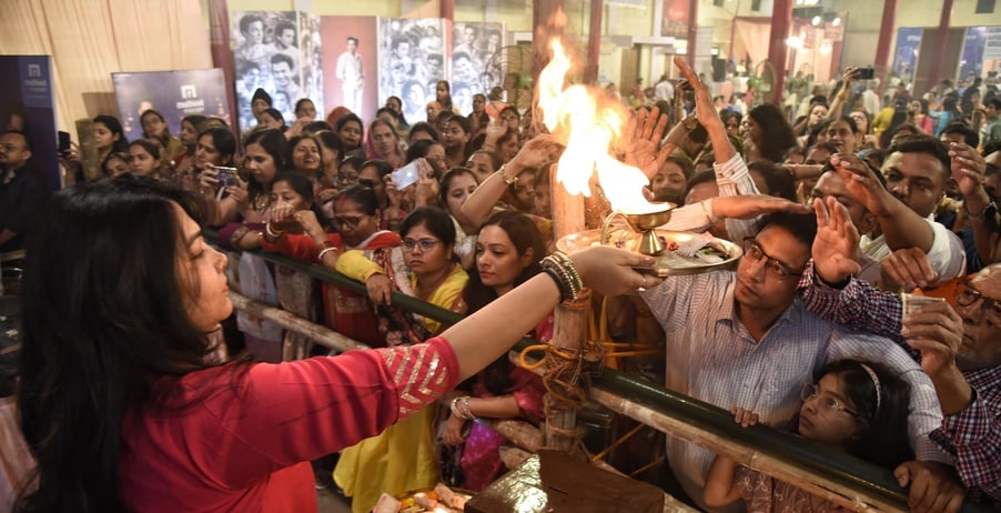 शहर के अलग-अलग इलाकों में लगे दुर्गा पंडालों में दर्शन के लिए पहुंचे भक्त।