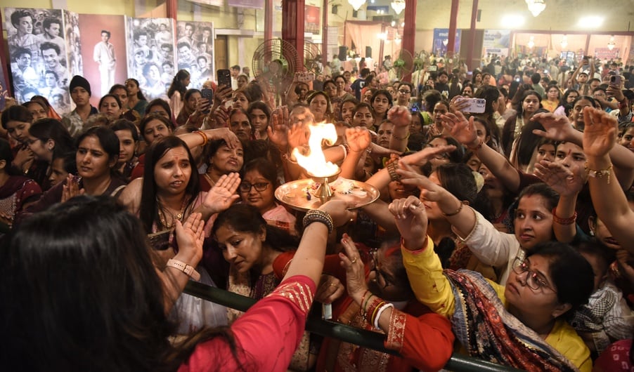 शहर के अलग-अलग इलाकों में लगे दुर्गा पंडालों में दर्शन के लिए पहुंचे भक्त।