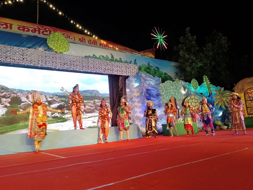 श्री सनातन धर्म सभा मॉडल टाउन में रामलीला का मंचन करते कलाकार। स्रोत : सभा श्री सनातन धर्म सभा मॉडल टाउन में रामलीला का मंचन करते कलाकार। स्रोत : सभा