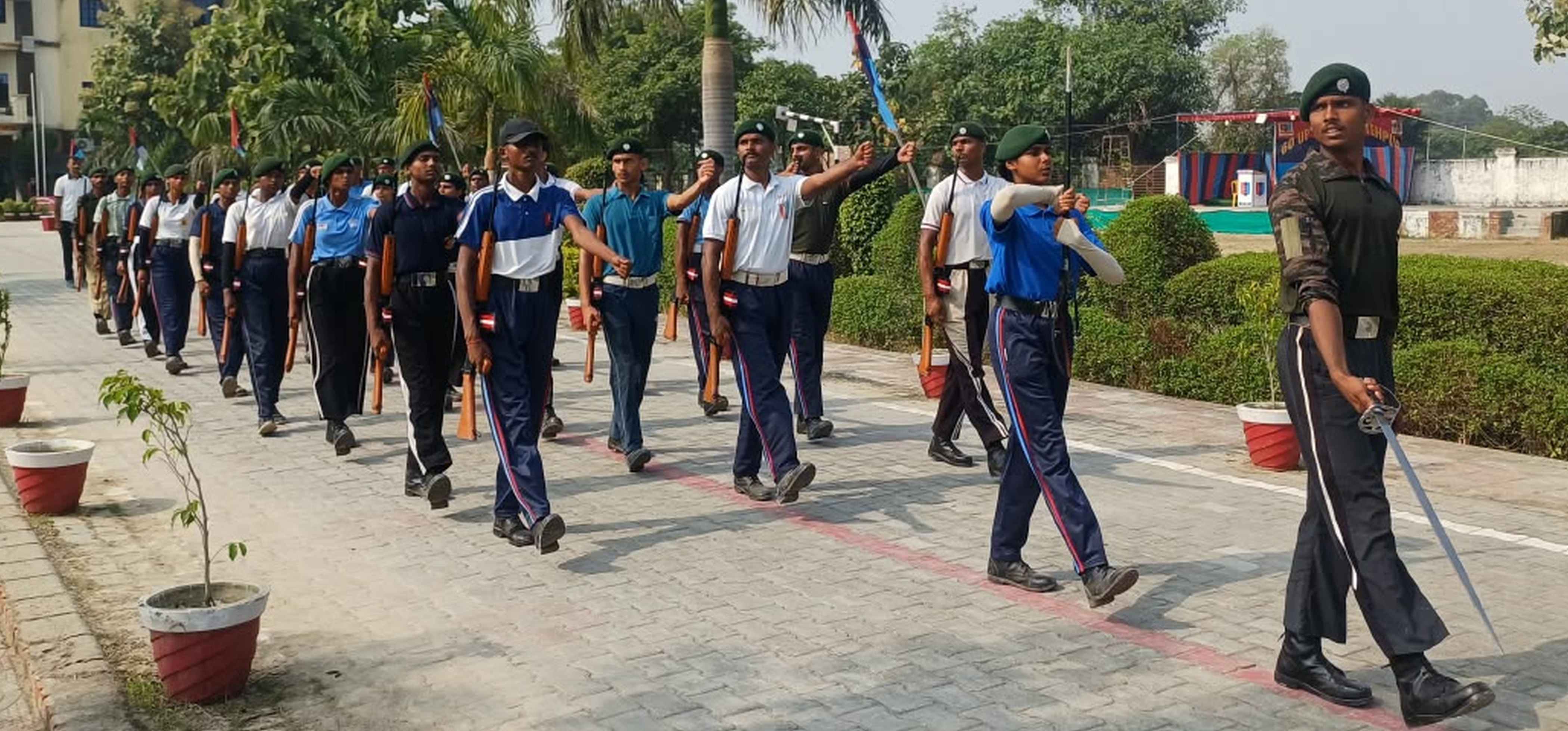 फ़ोटो-22-परेड की सलामी देने का तरीका समझाता प्रशिक्षक। संवाद फ़ोटो-22-परेड की सलामी देने का तरीका समझाता प्रशिक्षक। संवाद