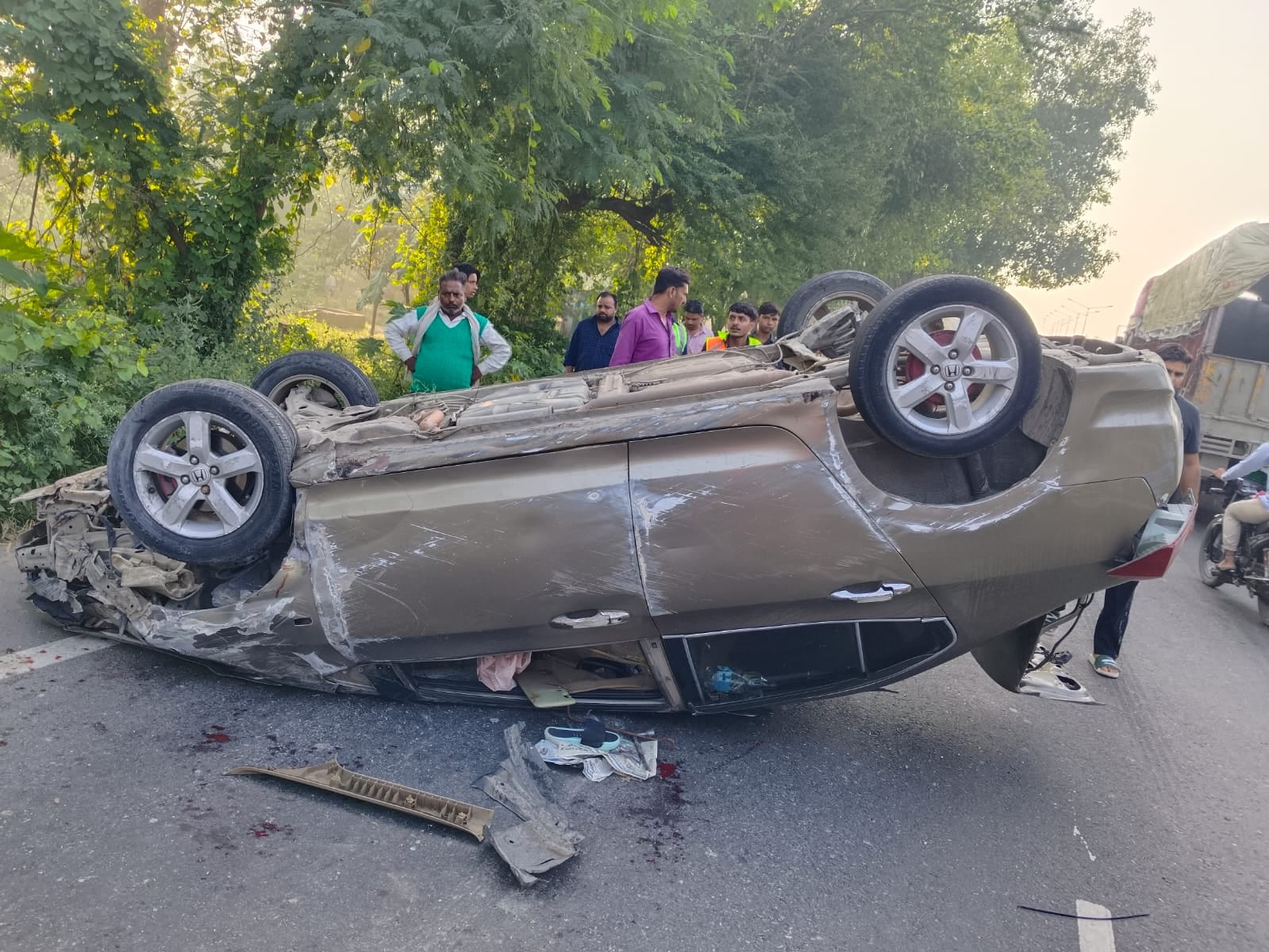 तेज रफ्तार कार ने आगे चल रही कार को मारी टक्कर, डिवाइडर से टकराकर दोनों कारे पलटी चालक घायल। तेज रफ्तार कार ने आगे चल रही कार को मारी टक्कर, डिवाइडर से टकराकर दोनों कारे पलटी चालक घायल।