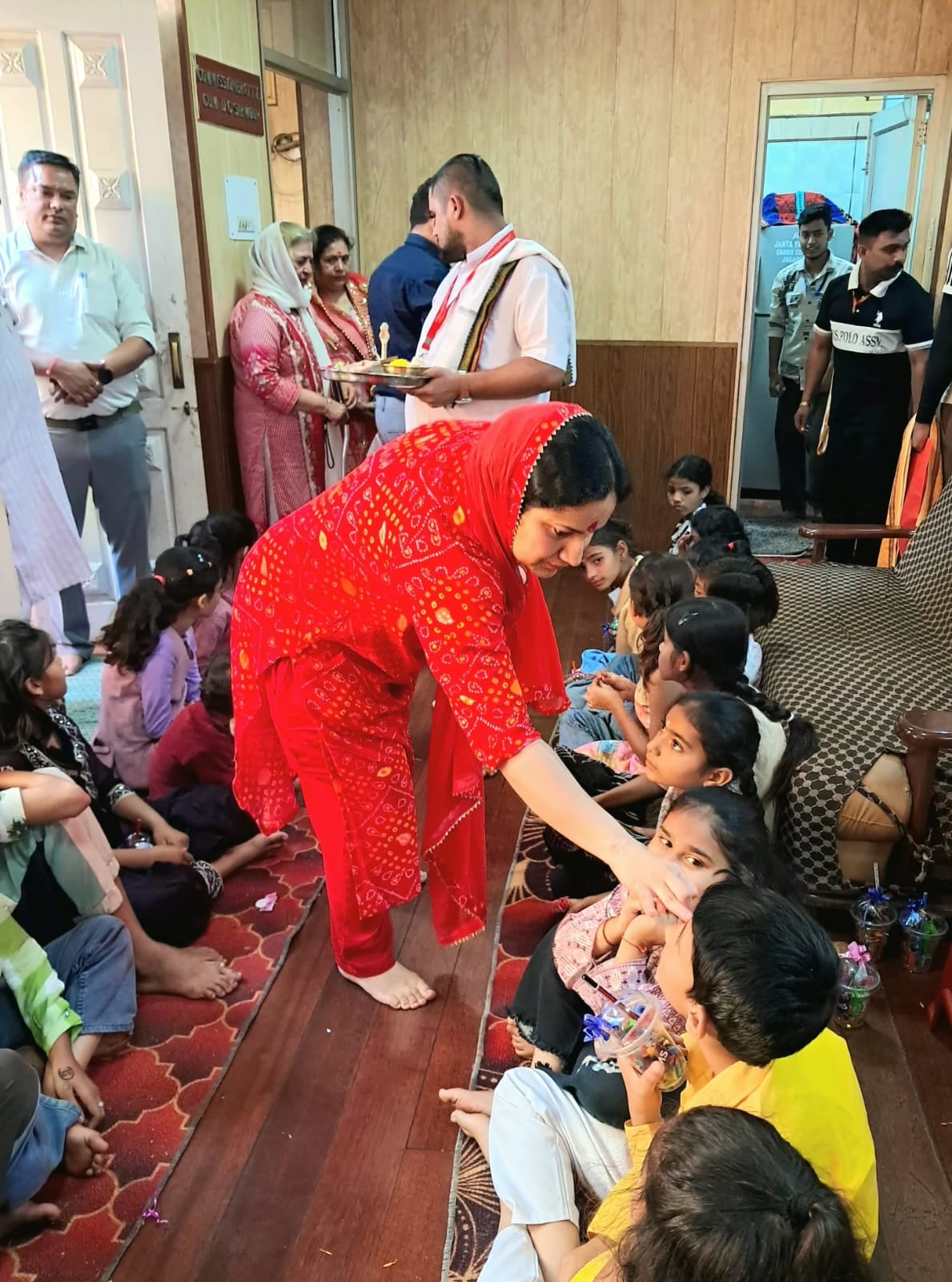 त्रिलोकपुर मंदिर में नवरात्र के मौके पर हवन यज्ञ में आहूति डालतीं उपायुक्त प्रियंका वर्मा । स्र त्रिलोकपुर मंदिर में नवरात्र के मौके पर हवन यज्ञ में आहूति डालतीं उपायुक्त प्रियंका वर्मा । स्र