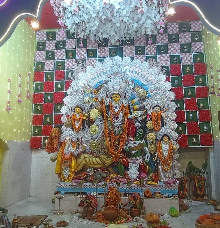 दुर्गा चौक पर मां दुर्गा पूजा समिति की तरफ से रमईपट्टी में स्थापित प्रतिमा।-संवाद। दुर्गा चौक पर मां दुर्गा पूजा समिति की तरफ से रमईपट्टी में स्थापित प्रतिमा।-संवाद।