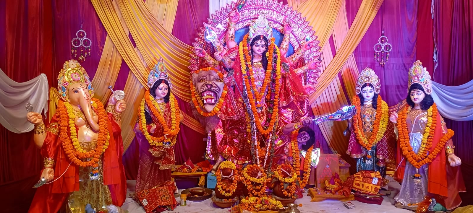 दुर्गा चौक पर मां दुर्गा पूजा समिति की तरफ से रमईपट्टी में स्थापित प्रतिमा।-संवाद। दुर्गा चौक पर मां दुर्गा पूजा समिति की तरफ से रमईपट्टी में स्थापित प्रतिमा।-संवाद।