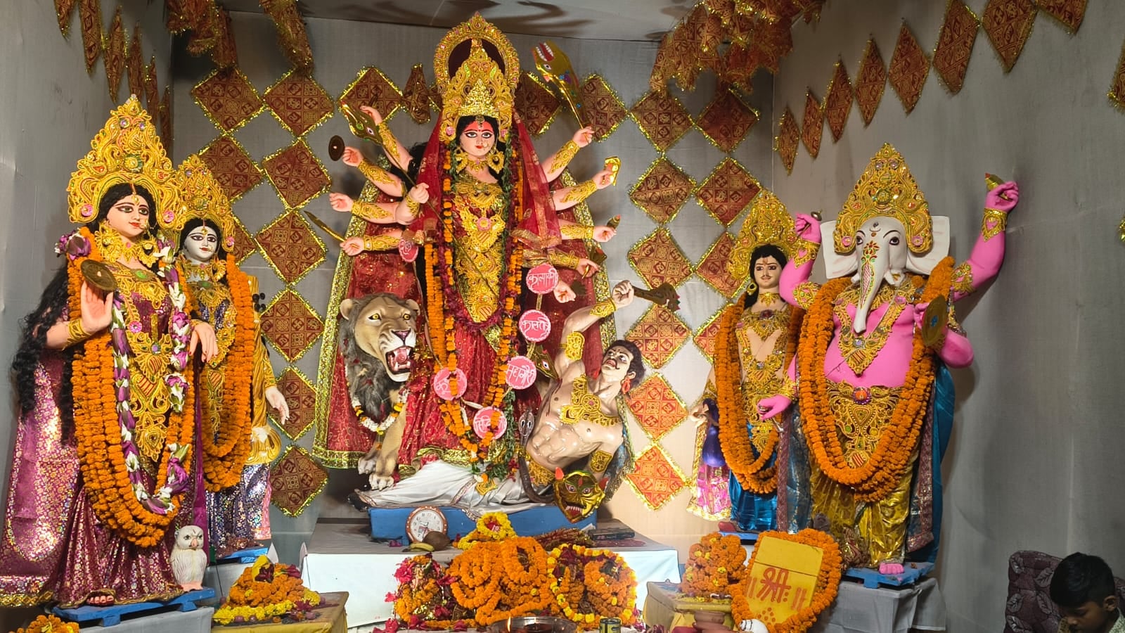 दुर्गा चौक पर मां दुर्गा पूजा समिति की तरफ से रमईपट्टी में स्थापित प्रतिमा।-संवाद। दुर्गा चौक पर मां दुर्गा पूजा समिति की तरफ से रमईपट्टी में स्थापित प्रतिमा।-संवाद।
