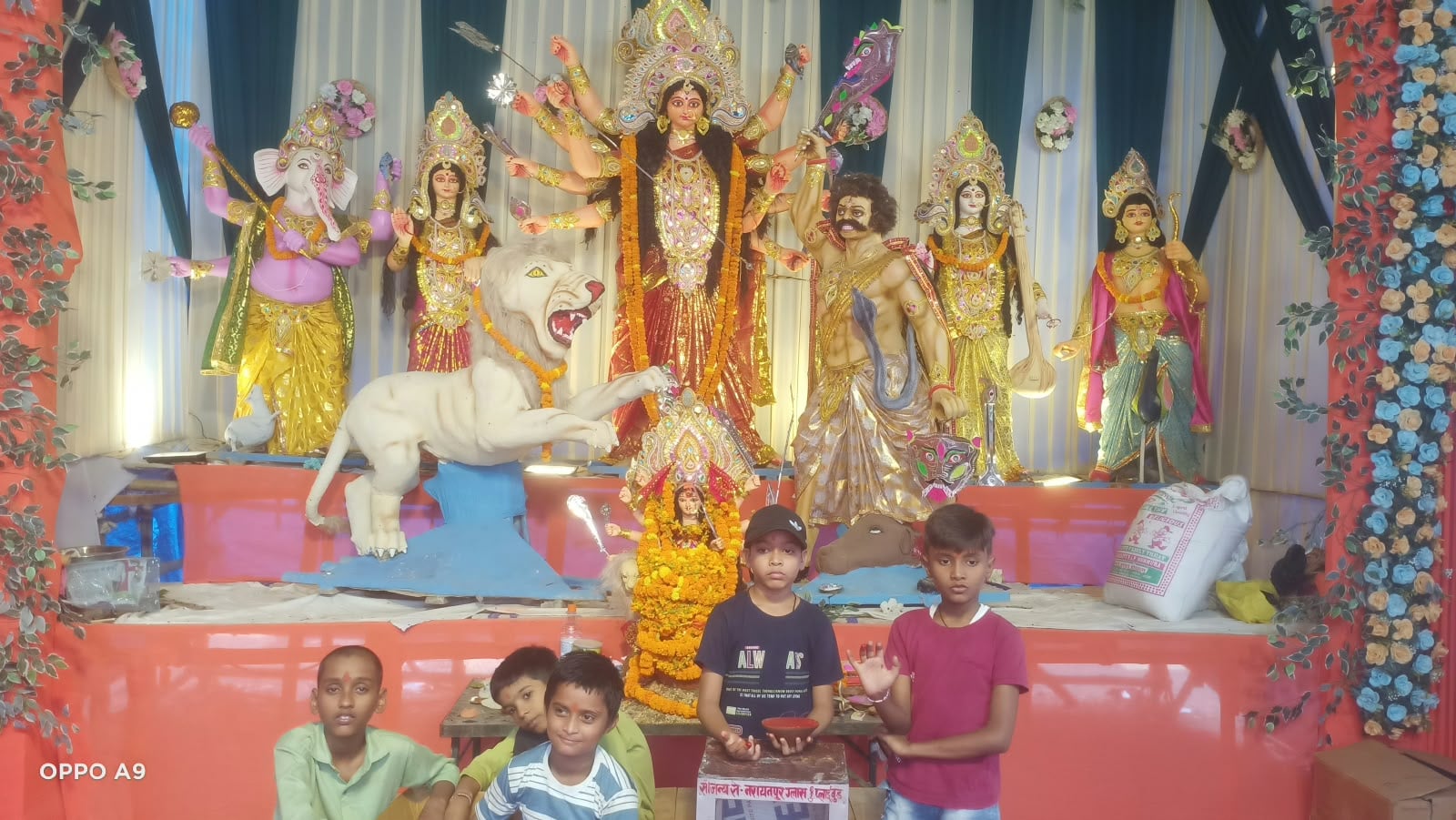 दुर्गा चौक पर मां दुर्गा पूजा समिति की तरफ से रमईपट्टी में स्थापित प्रतिमा।-संवाद। दुर्गा चौक पर मां दुर्गा पूजा समिति की तरफ से रमईपट्टी में स्थापित प्रतिमा।-संवाद।