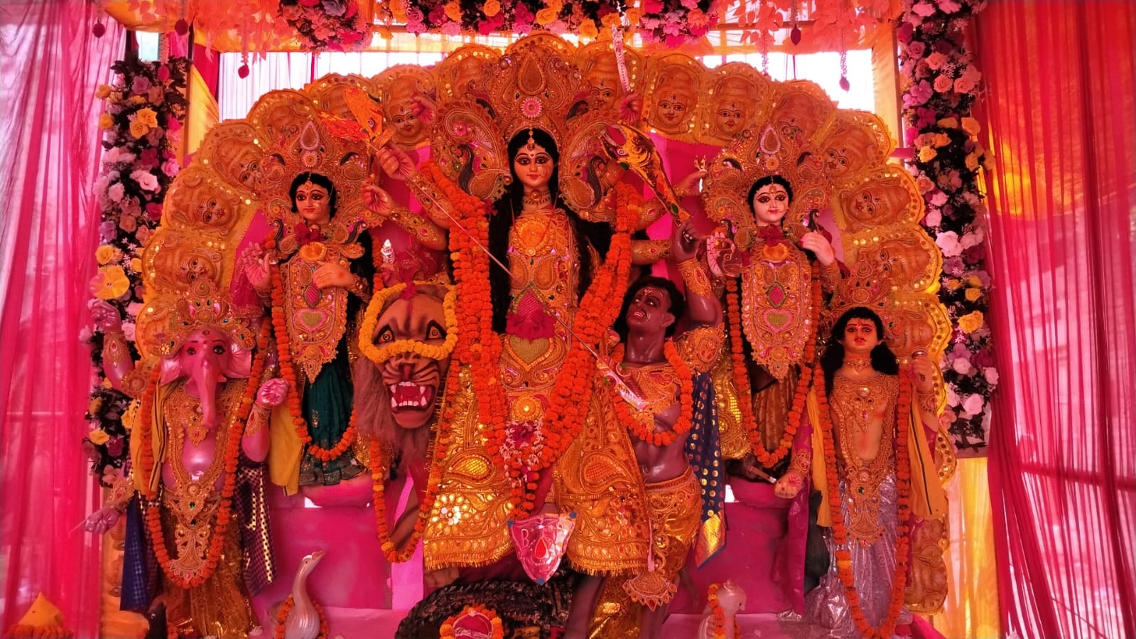 दुर्गा चौक पर मां दुर्गा पूजा समिति की तरफ से रमईपट्टी में स्थापित प्रतिमा।-संवाद। दुर्गा चौक पर मां दुर्गा पूजा समिति की तरफ से रमईपट्टी में स्थापित प्रतिमा।-संवाद।