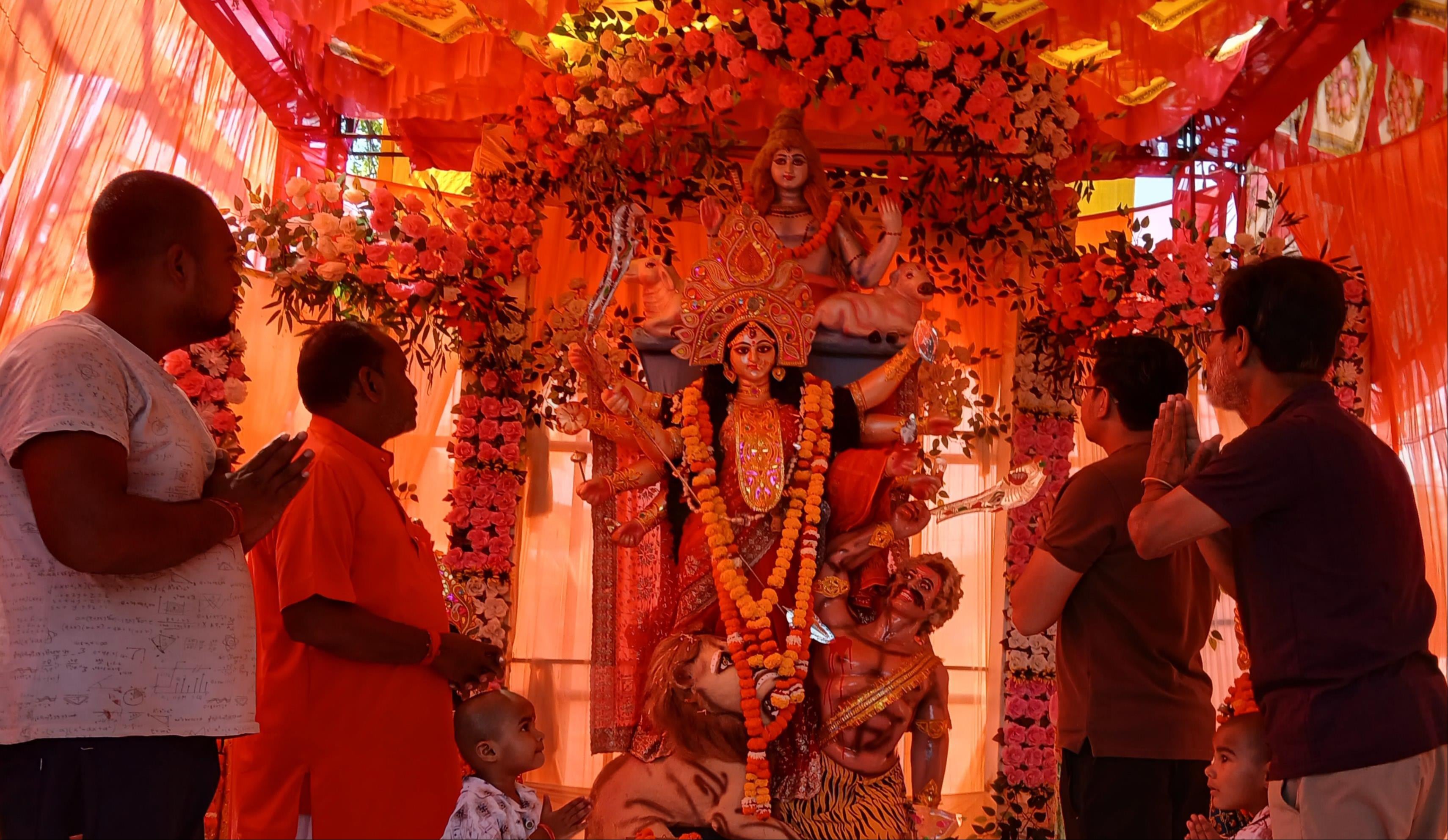 दुर्गापूजा पंडालों में पूजन करते श्रद्धालु। संवाद